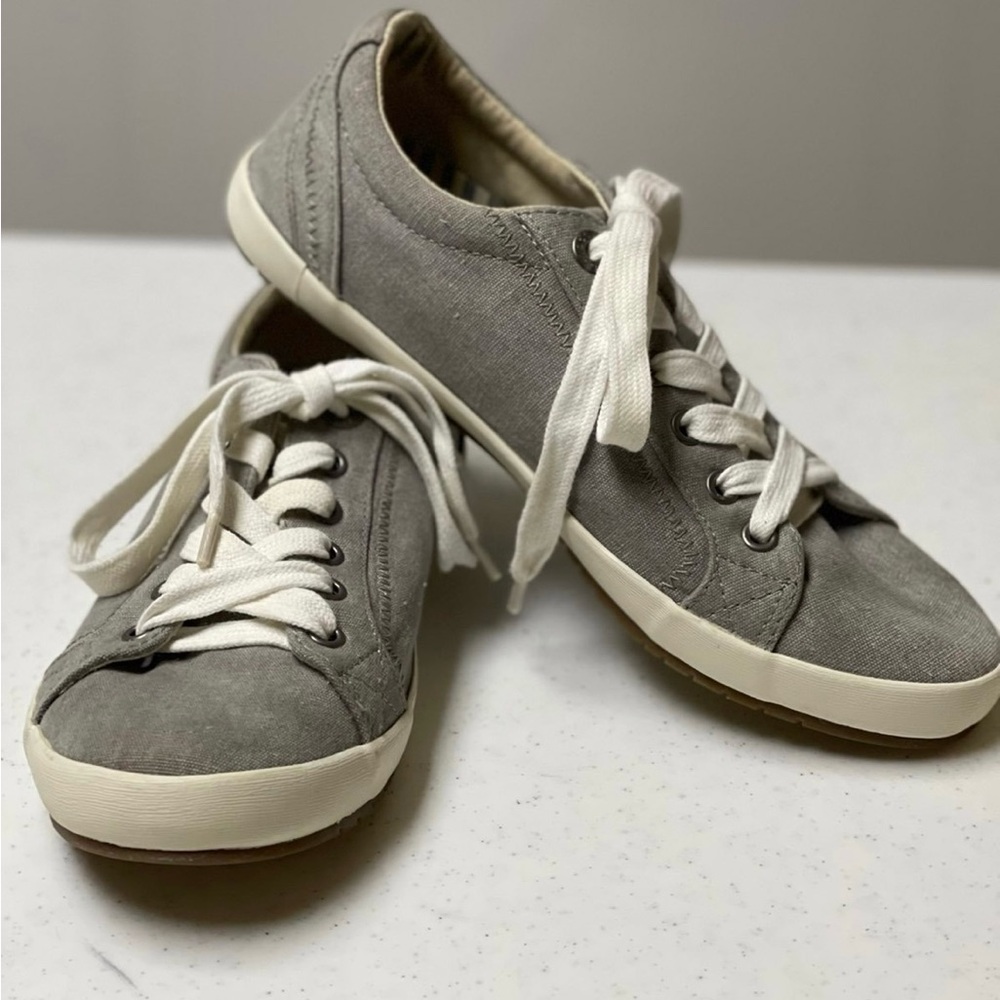 Taos Women's star sneakers size 8